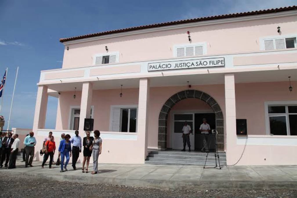 CINCO SUSPEITOS EM PRISÃO PREVENTIVA POR ABUSO SEXUAL E CRIMES DE ROUBO NO FOGO