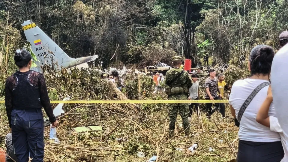 QUEDA DE AVIÃO MILITAR DEIXA 66 MORTOS NA COLÔMBIA