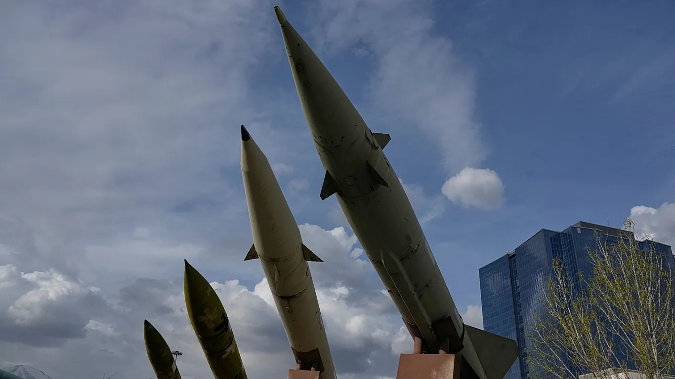 ATAQUES IRANIANOS CONTINUAM NO GOLFO