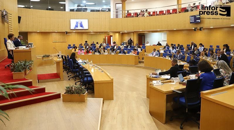 DEPUTADOS DESPEDEM-SE DA CASA PARLAMENTAR