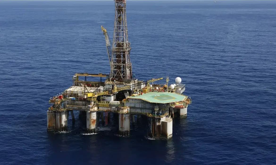 PETRÓLEO CAI MAIS DE 15% APÓS CESSAR-FOGO NO IRÃO