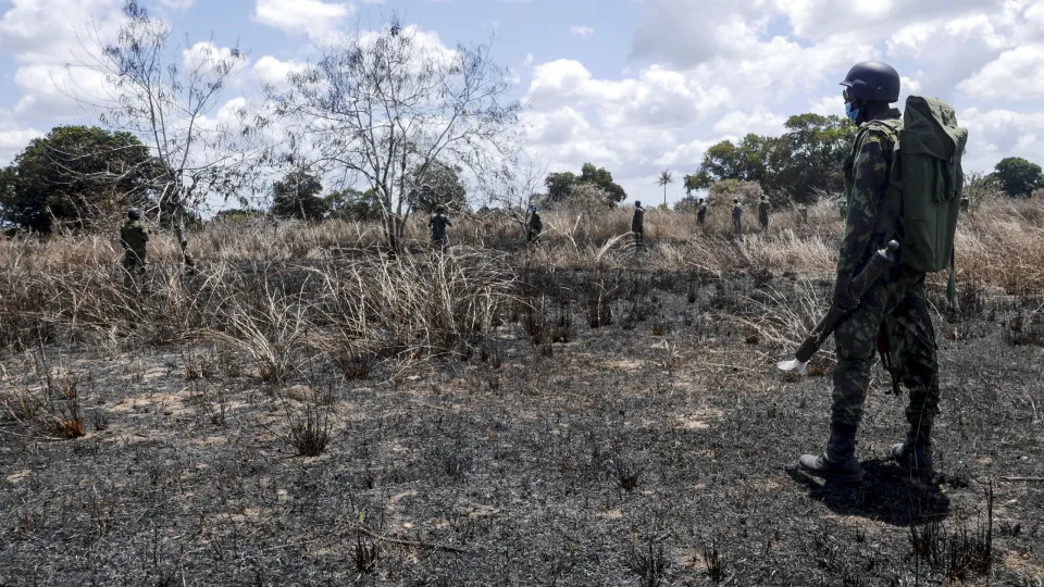 QUASE 800 PESSOAS EM FUGA APÓS ATAQUES EM CABO DELGADO