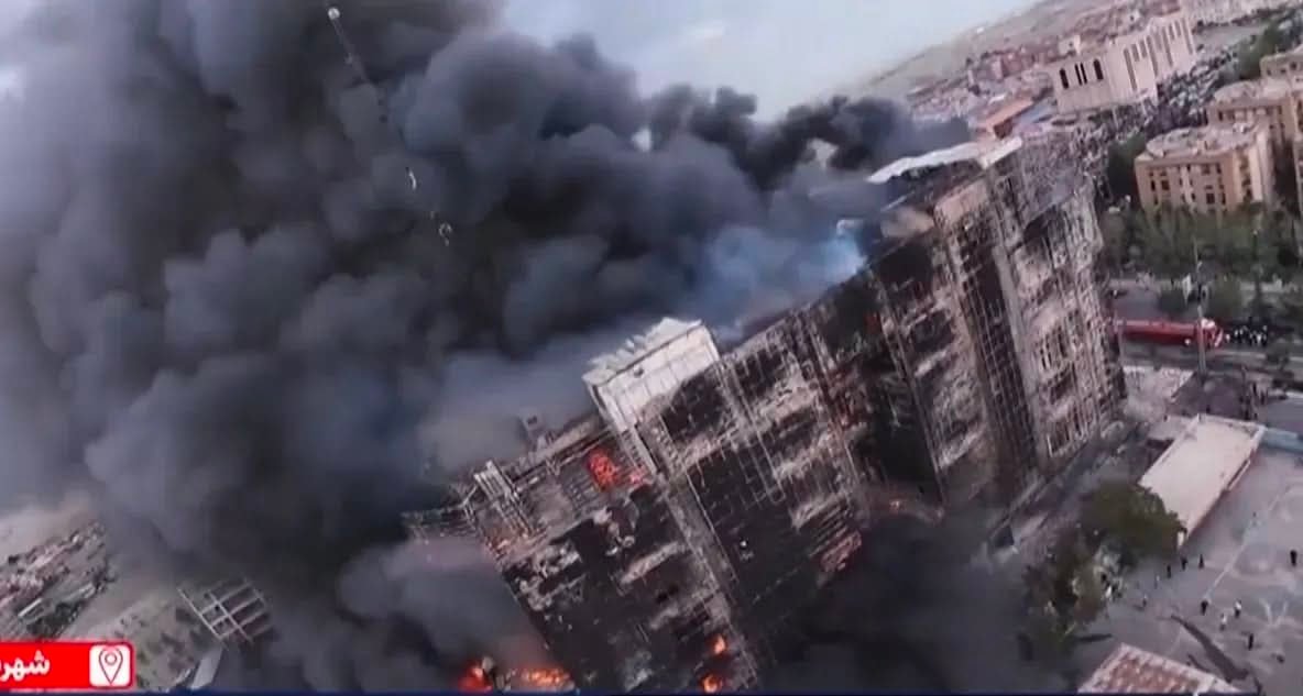 11 MORTOS E 40 FERIDOS EM INCÊNDIO EM CENTRO COMERCIAL NO IRÃO