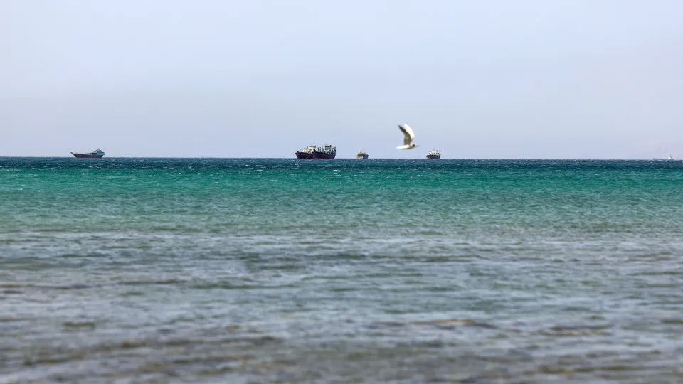 TRÁFEGO MARÍTIMO EM ORMUZ ATINGE NÍVEL MAIS ELEVADO DESDE ABRIL