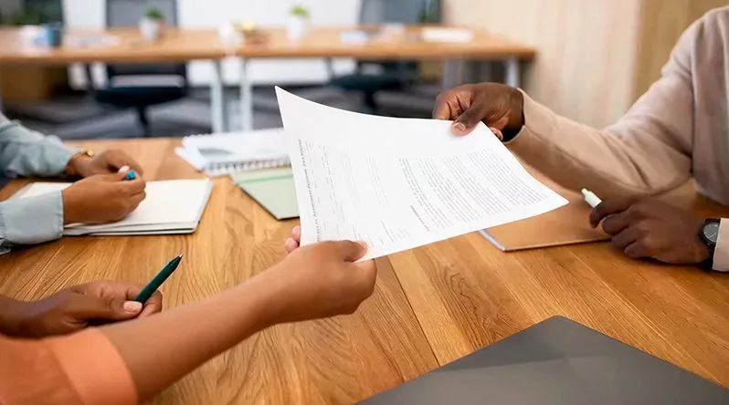 ENTRE O SONHO E A FRUSTRAÇÃO JOVENS QUADROS FICAM PRESOS NO CICLO SEM SAÍDA DO PRIMEIRO EMPREGO