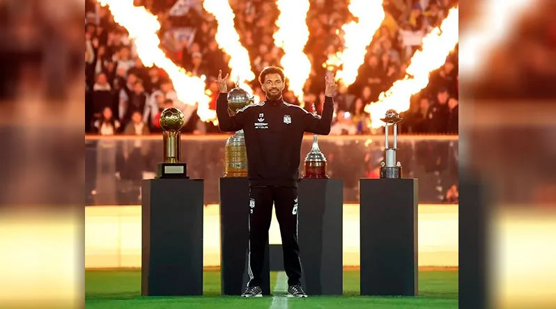 FUTEBOL: VOZINHA APRESENTADO PELO COLO-COLO PERANTE MAIS DE 35 MIL ADEPTOS