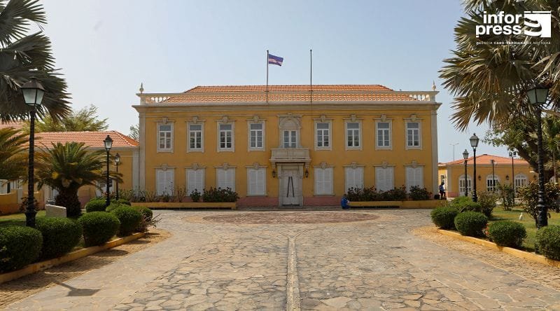 PRESIDENCIAIS: CORRIDA AO PALÁCIO COM MULTIPLICAÇÃO DE CANDIDATURAS DIVIDE DEBATE E PERPLEXIDADE POPULAR