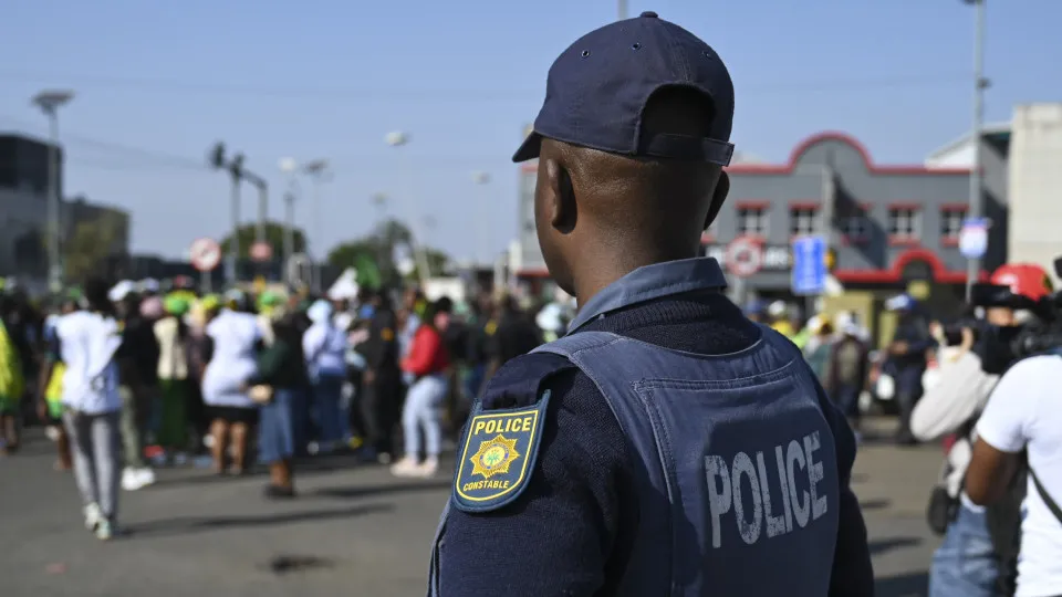 SOBE PARA 28 O NÚMERO DE MORTOS EM DOIS TIROTEIOS NA ÁFRICA DO SUL